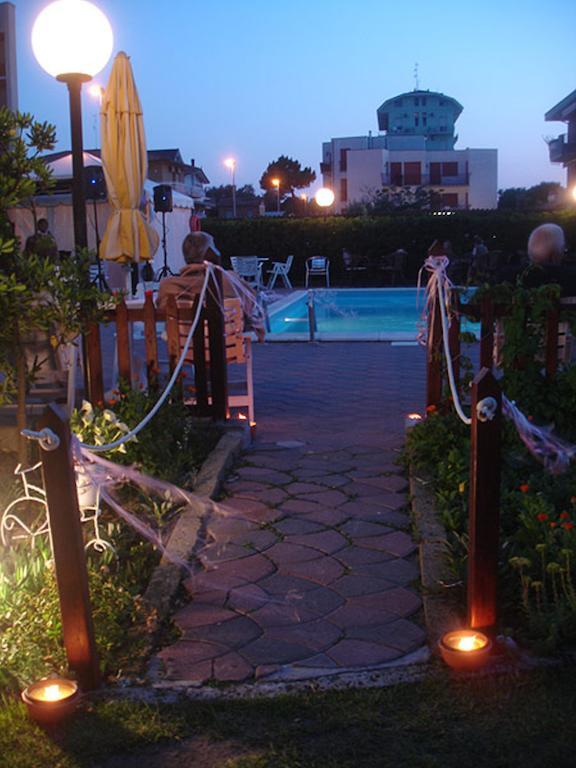 Hotel Primavera Sul Mare ลิโด ดิ ซาวิโอ ภายนอก รูปภาพ